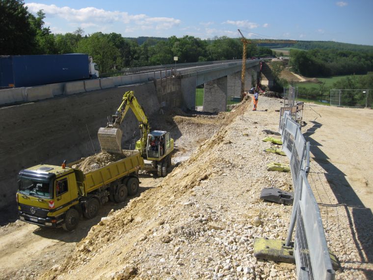 donauviadukt_neubau_mai_2012_lkw